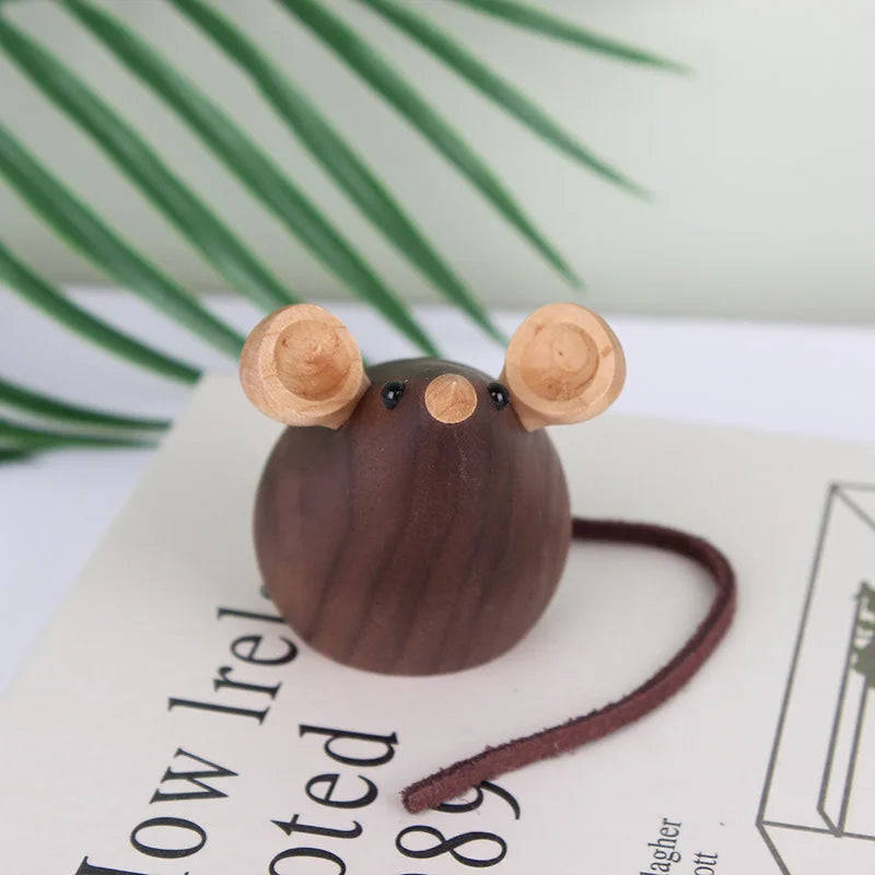 Ratón y gato en escultura madera maciza