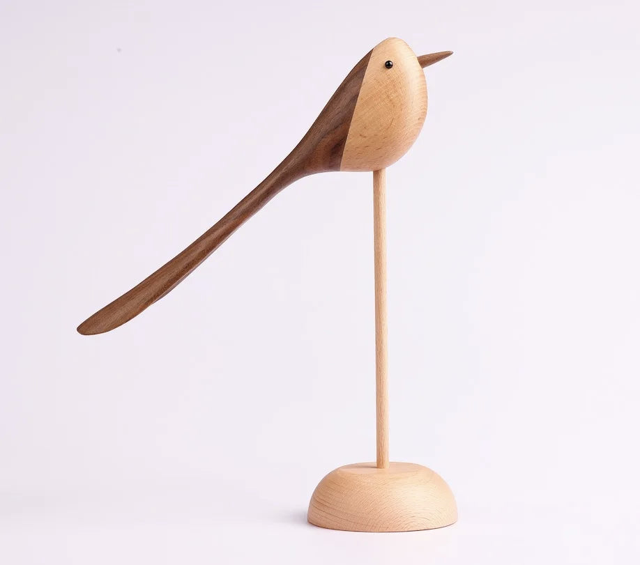 Pájaros en escultura de madera.