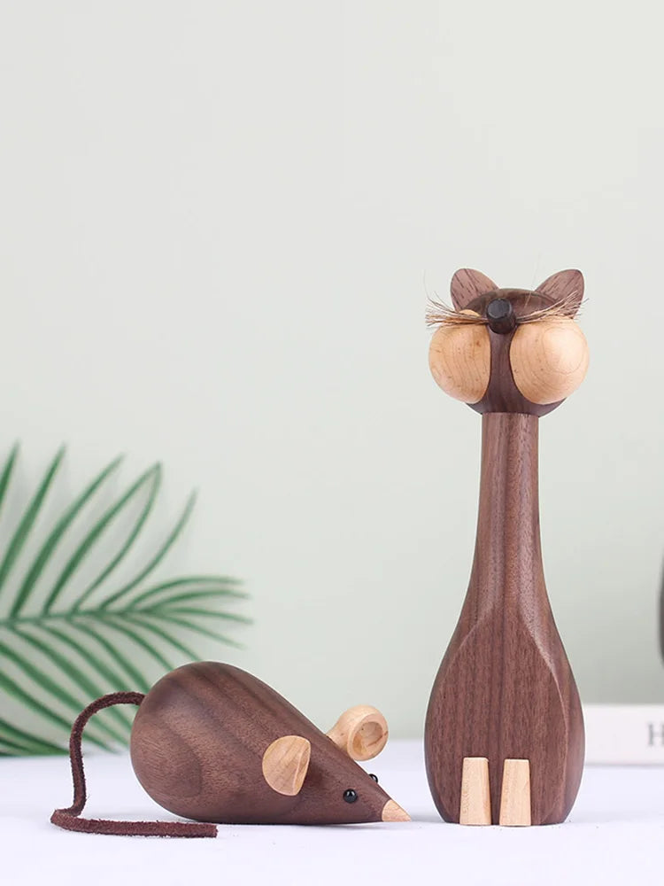 Ratón y gato en escultura madera maciza