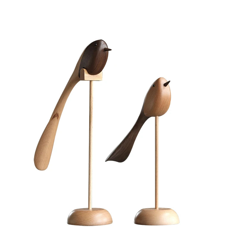 Pájaros en escultura de madera.