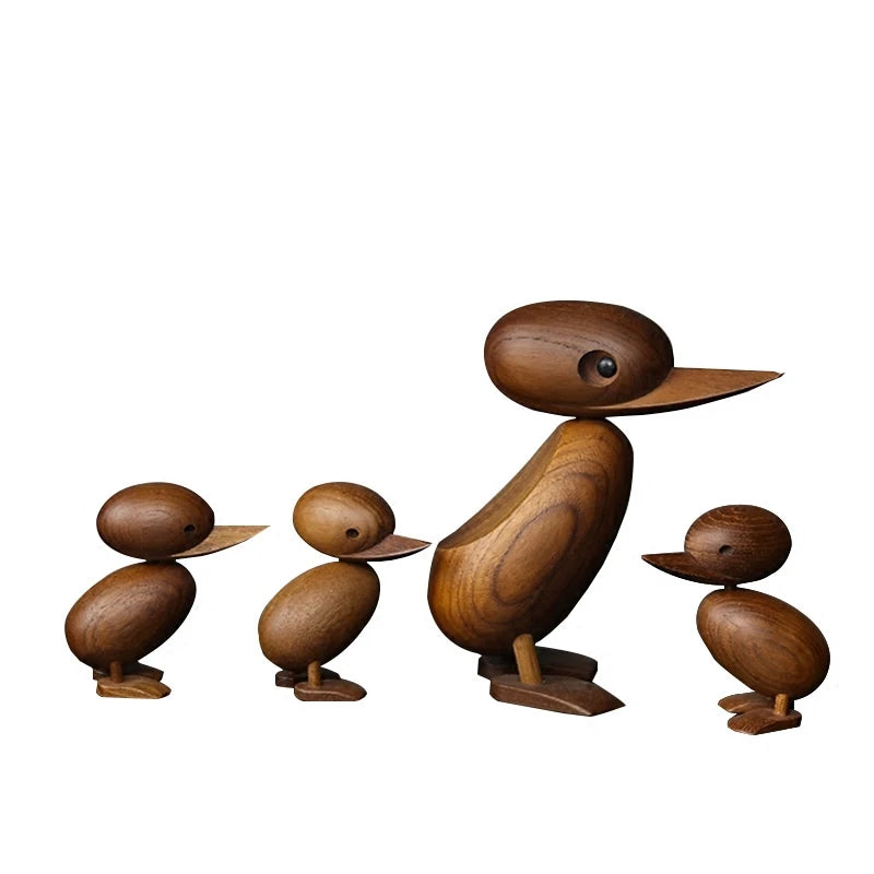 Familia de Patos en esculturas de madera.