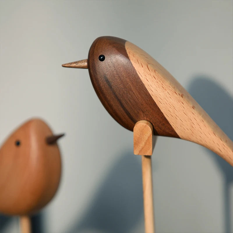 Pájaros en escultura de madera.