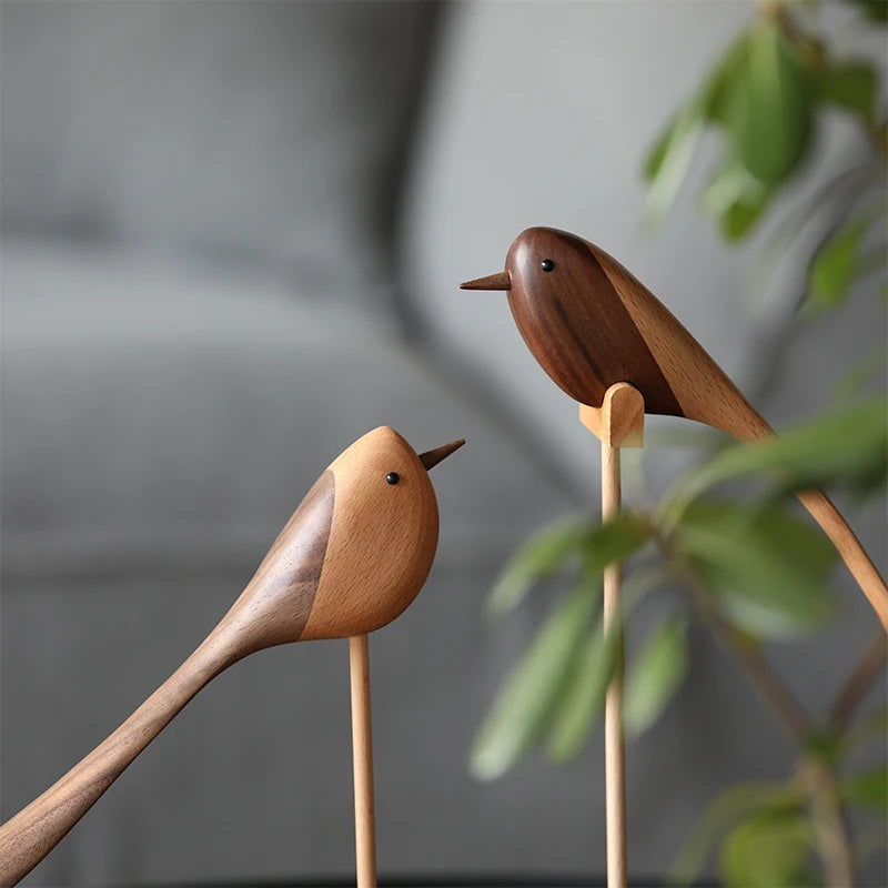 Pájaros en escultura de madera.