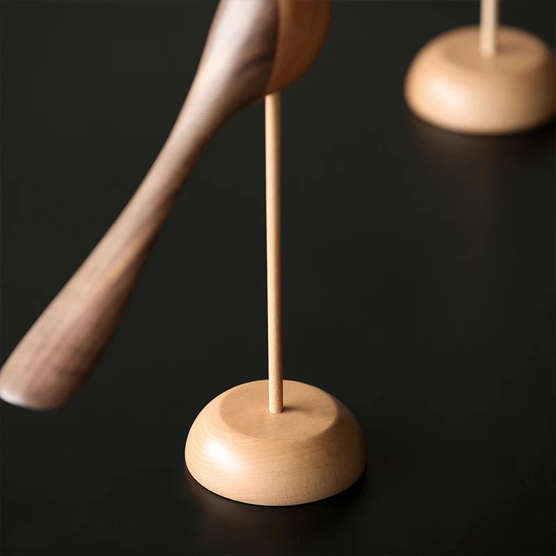 Pájaros en escultura de madera.