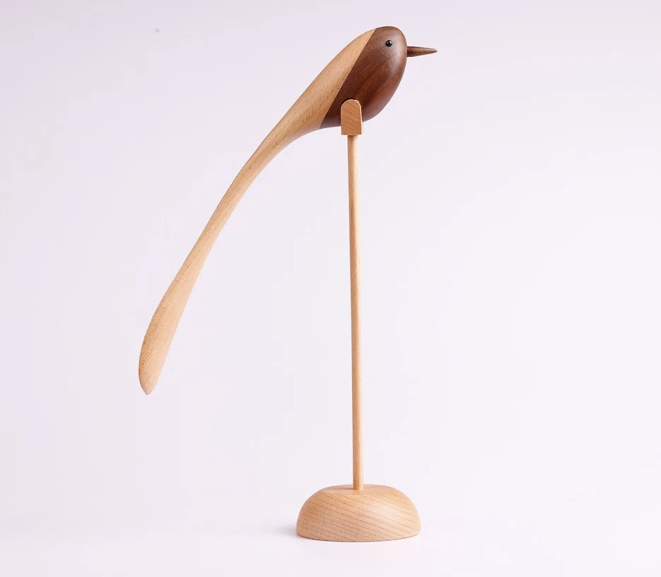 Pájaros en escultura de madera.