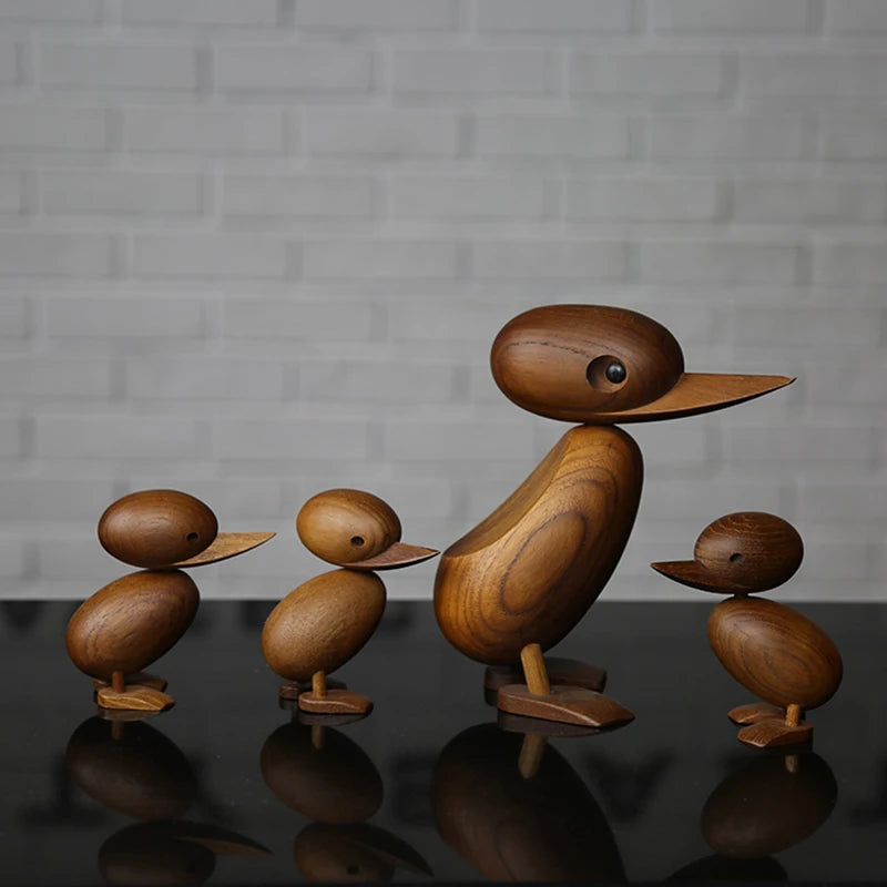 Familia de Patos en esculturas de madera.