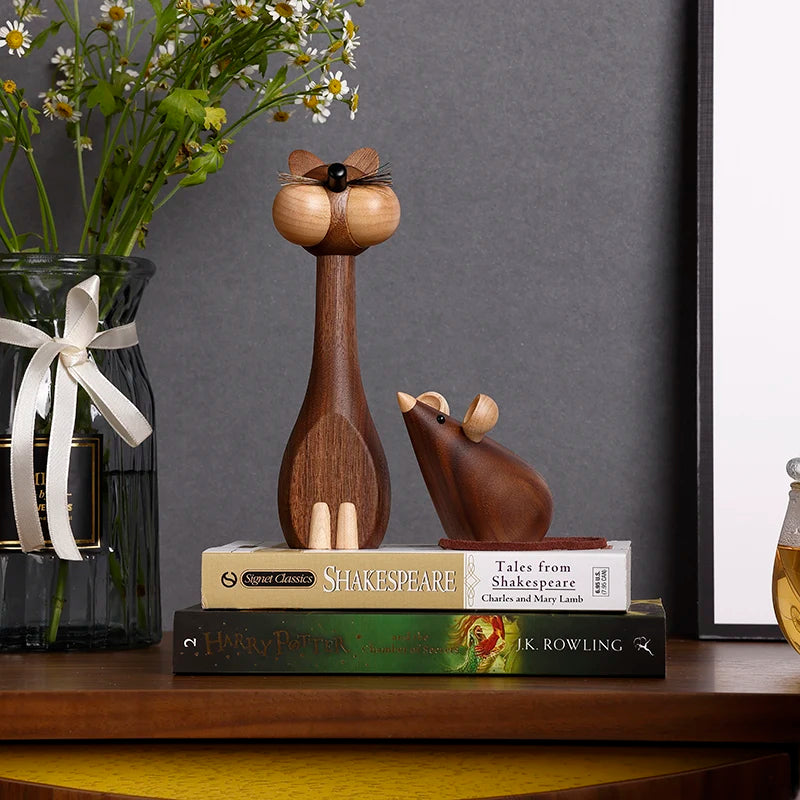 Ratón y gato en escultura madera maciza