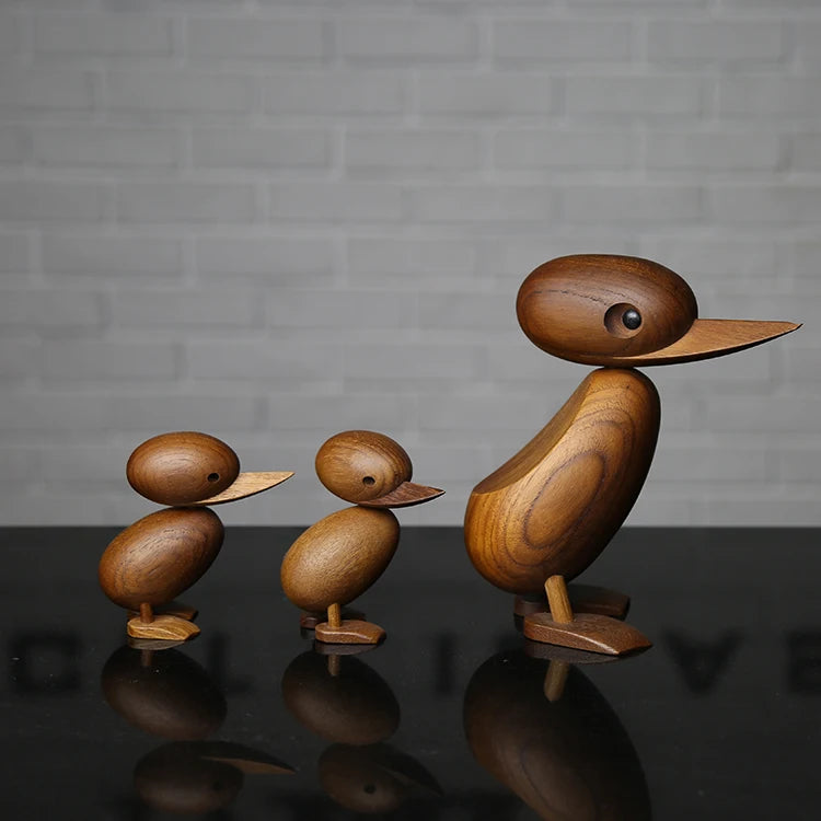 Familia de Patos en esculturas de madera.