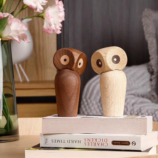 Búho en escultura de madera.