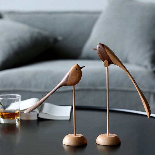 Pájaros en escultura de madera.