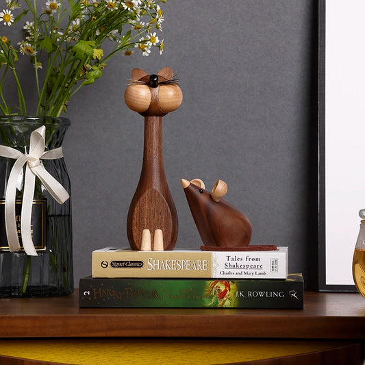 Ratón y gato en escultura madera maciza