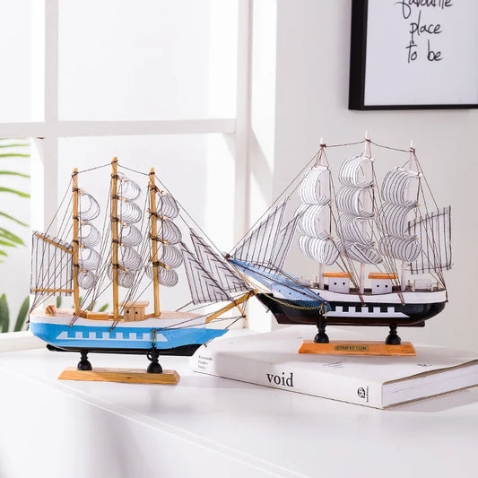 Barco de velas artesanal en madera.