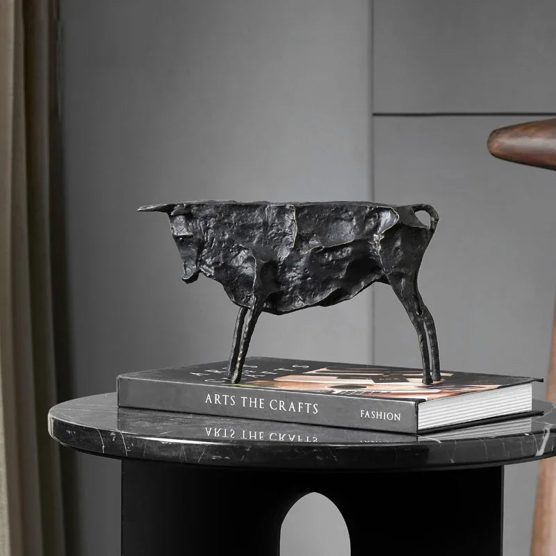 Escultura abstracta de toro en bronce